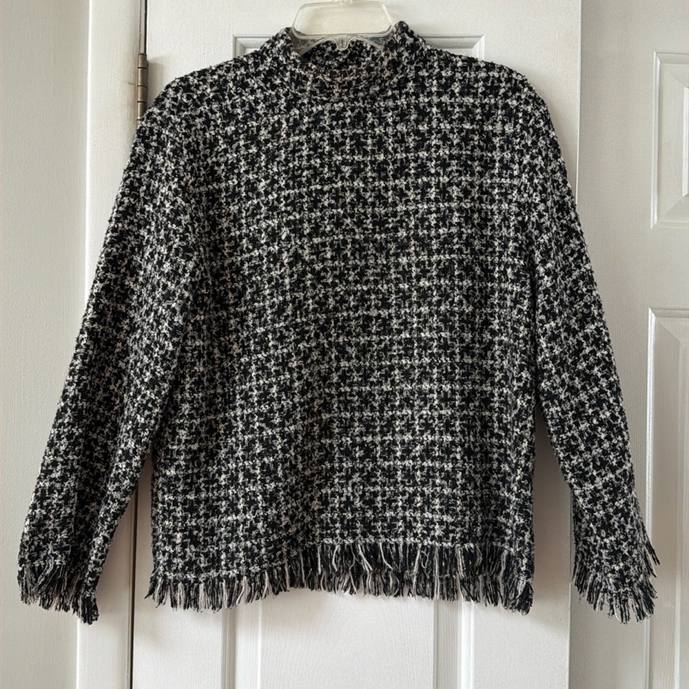Zara Black and white woven textured sweater with bottom fringe, size medium